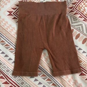 Aura ribbed biker shorts m/l burnt orange